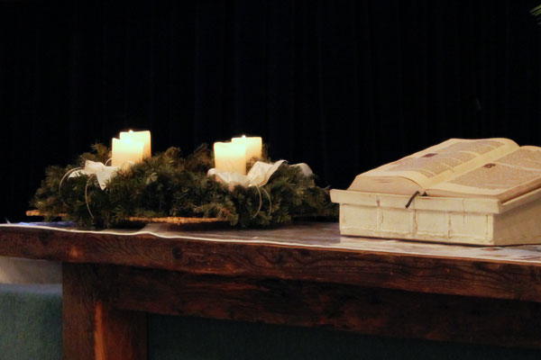 Adventkranz am Altar Weihnachtsgottesdienst 2011